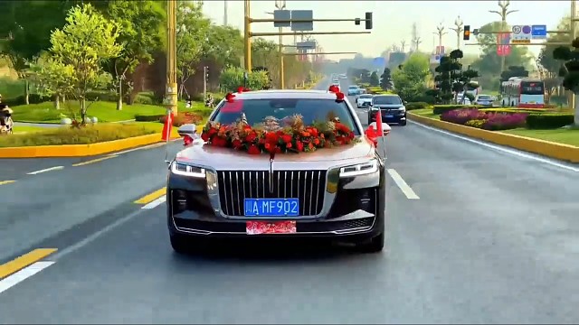 红旗陪伴，爱情永不散