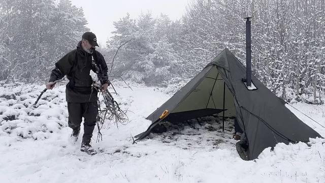 零下10度的暴风雪，收集树枝躲在顶热帐篷里面，寒冷中温暖过夜！