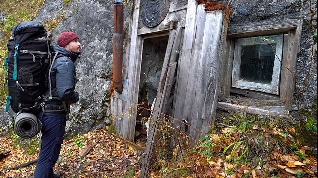 独自划船来到无人区小岛森林，里面有一处神秘的石洞庇护所，进去就傻眼了