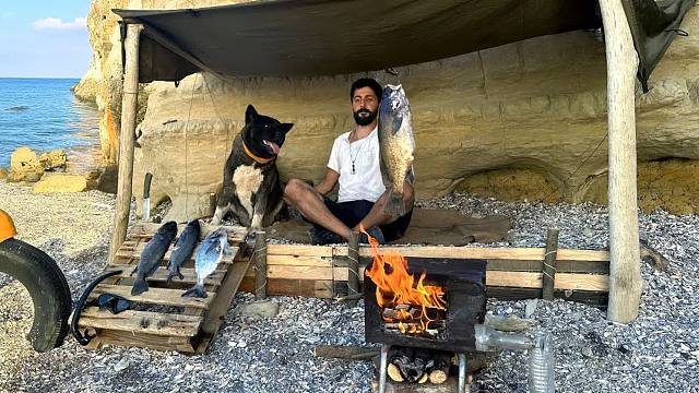 生存挑战，没有食物，水和住所条件下，带着我的狗子捕鱼和烹饪！