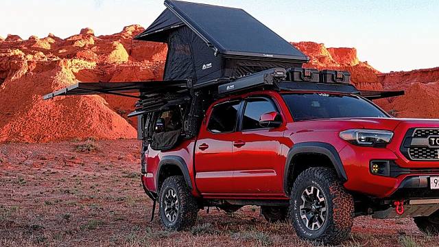 这才是真资格的土豪公子哥，开车载着几十万奢华装备，到蒙古戈壁极致露营