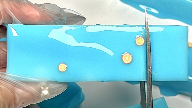 沉浸式剪一块蓝色柑橘果冻条子