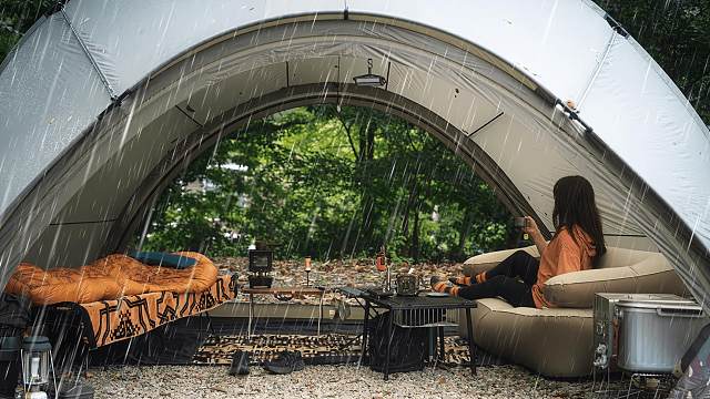 在雨夜的森林里，听着雨声，喝着小酒，躺在舒适的帐篷进入梦乡！沉浸式露营、露营电影