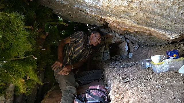 面对山顶呼咧咧的狂风，我赶紧找了个大石块，用树枝封堵温暖庇护