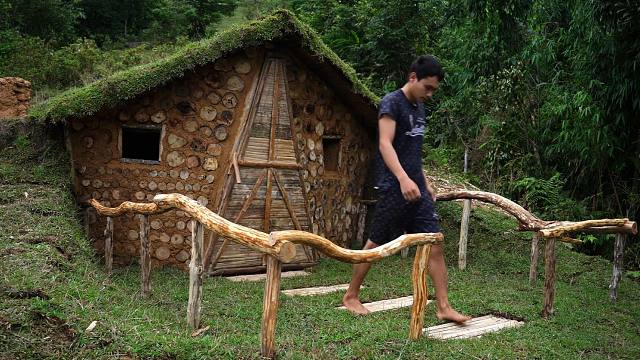 独自背包进入荒山野岭，打算挖掘个庇护所来居住，没想被我打造奢华了