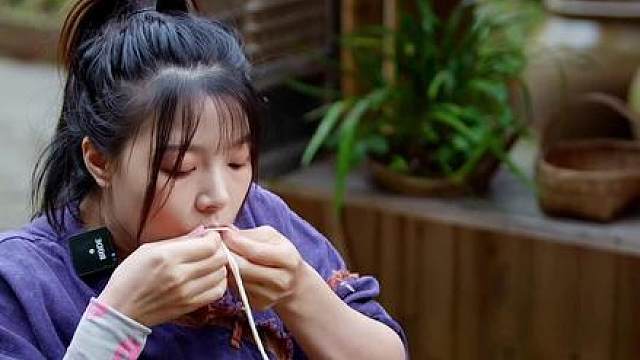 尝一口惊了。。我又发现了个新大陆啊啊啊* 邹三和快不行了……麻辣香肠双11就想下架了…#川味香肠 #