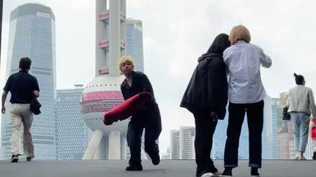 自信当披风，麻袋也是人间高定！ #行为艺术 #街头 #自信最美 #小岗同学 #红毯