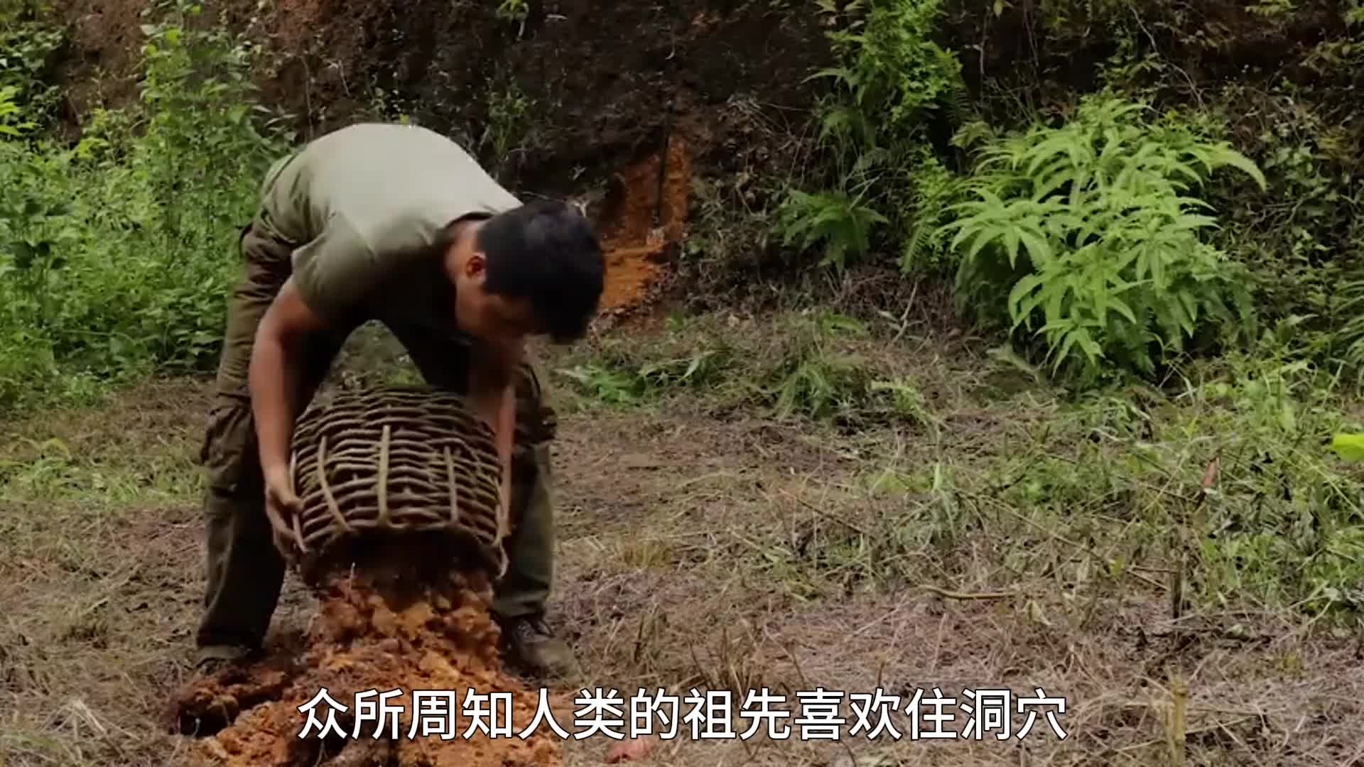 男人在山洞中搭建一秒隐藏的伸缩庇护所  (1)