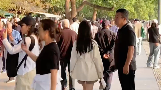 150小个子女生穿大衣在人群中的样子