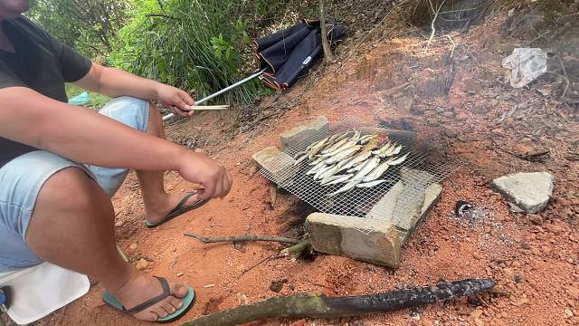 咱们超梦哥烤白条真好吃