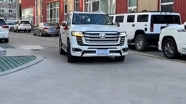 卓玛不喜欢力帆摩托，喜欢兰德酷路泽！ #男人的梦想座驾 #酷路泽LC300