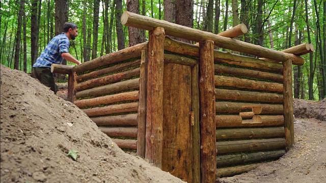 独自在森林中闯荡，发现好多枯木料，果断停留用来建造出奢华小木屋