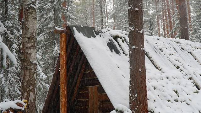 突如其来的一场暴风雪，把我困在一间舒适的小木屋里。冬天来了！