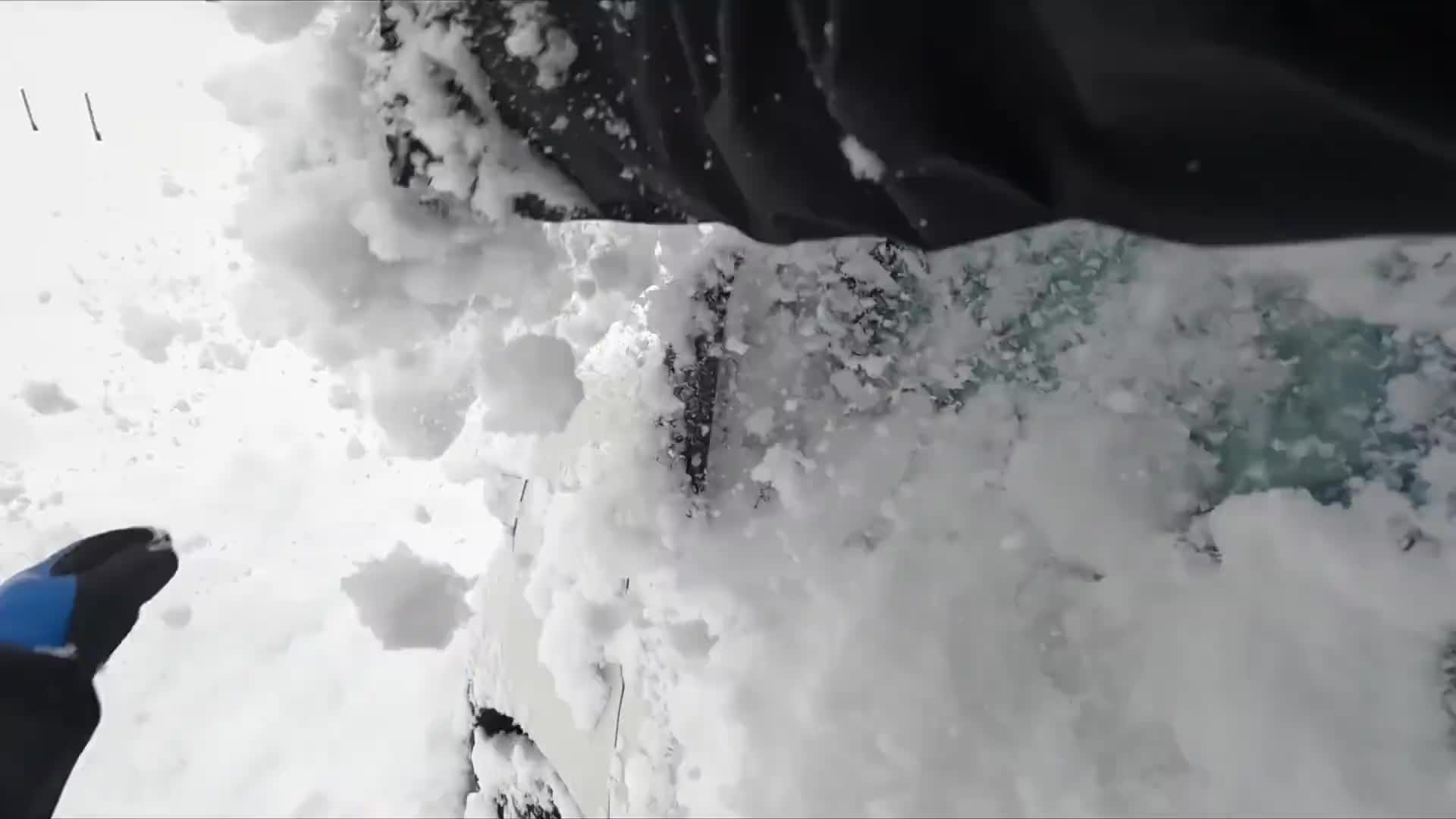 男人在零下二十度的暴雪中房车露营  (3)