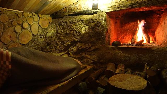 进入我的森林小木屋，在外面铺上石头地板，躺着里面度过温暖的夜晚