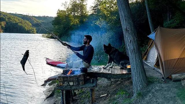 带上我的狗子在野外长达三天的生存露营，在河边捕鱼烹饪，打造出舒适庇护所