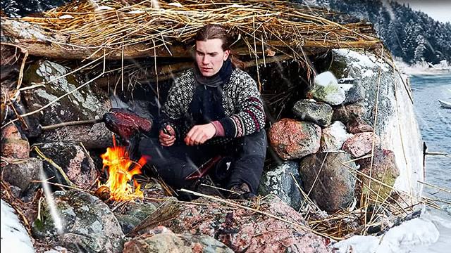 3天的冬季露营，划船在一个冰冻的岛上，靠钓鱼填补温饱