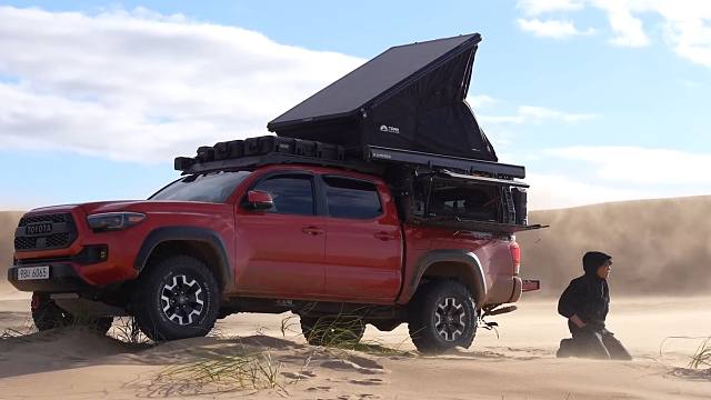 带着孩子驾车进入沙漠，在沙海风暴长达7天的野营，差点被困其中