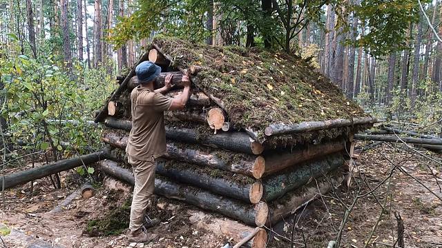 眼看冬季快到了，得赶紧在大雪来临之前，盖建一间小木屋过寒冬！