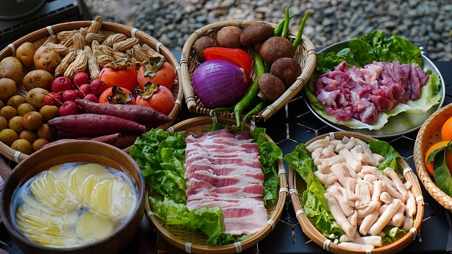 秋日露营｜阳光森林里吃烤肉、围炉煮茶