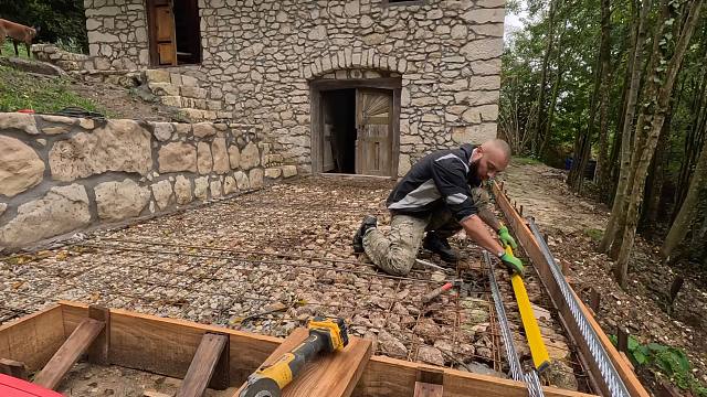 居住深山石屋之中，铺建钢筋混泥土，准备打一个漂亮宽敞的地坝！