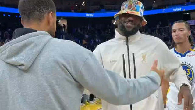 詹姆斯与库里赛后拥抱