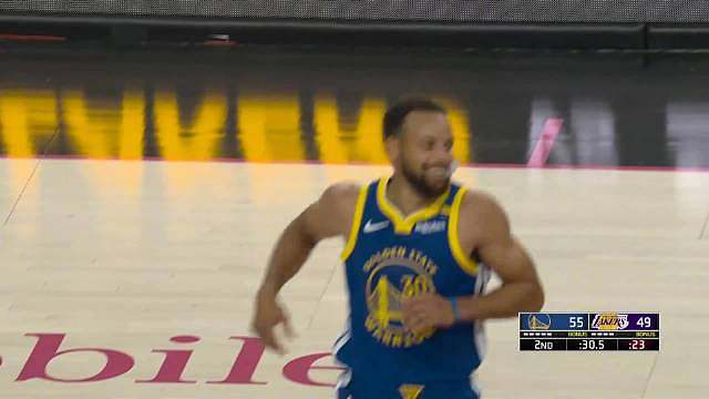 【】库里连得5分，詹姆斯拉杆上篮，双星争相闪耀！但要说风头最大的一球，还得是库里的勉扣吧！