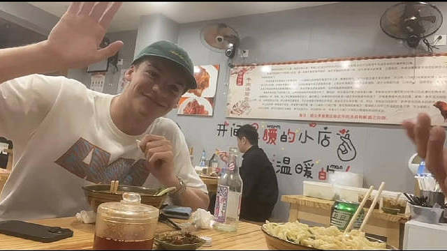 咱同胞昨天带马尔尚去吃面打游戏了，这接地气的～