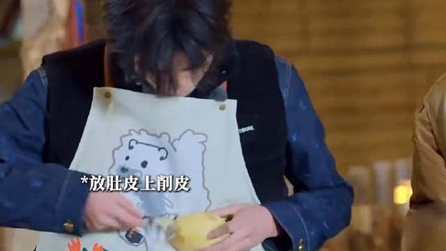 感觉哥哥也要被小宝宝萌晕了 给分配任务就乖乖照做 在肚皮上削土豆