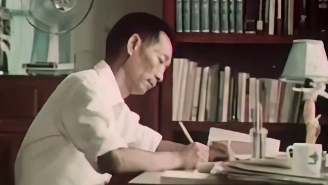1981年袁隆平的真实影像，在办公室里用显微镜研究水稻，十分认真