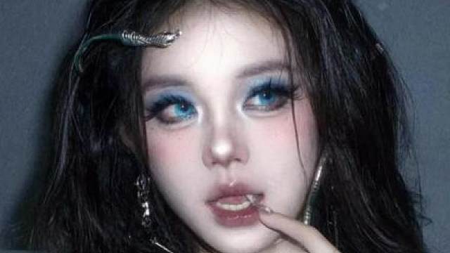 谁说这妆不行啊，这妆可太棒了！ 万圣节第一个妆容～很魅惑妖冶的蓝色海妖妆！万圣节我的主场！ #怪诞美