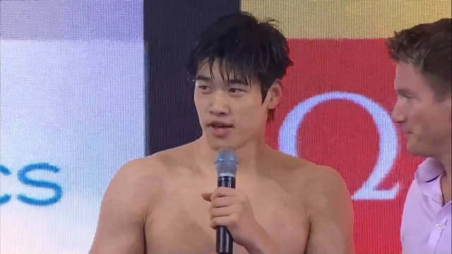 潘展乐赛后采访“谢谢各位，感谢你们能够来到仁川看我比赛。接下来……（被欢呼打断）（笑得很开心）”“就