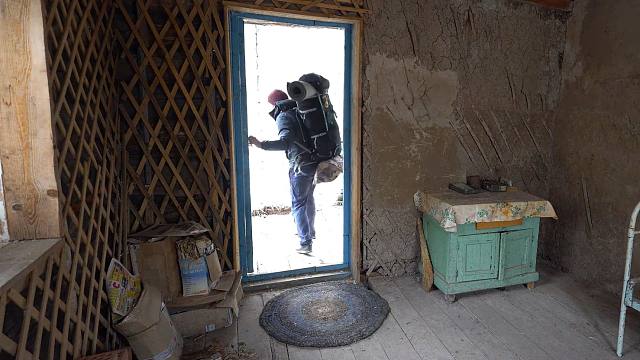 冰天雪地的森林，前方发现栋废弃木屋，修缮一番躲里面也太暖和了