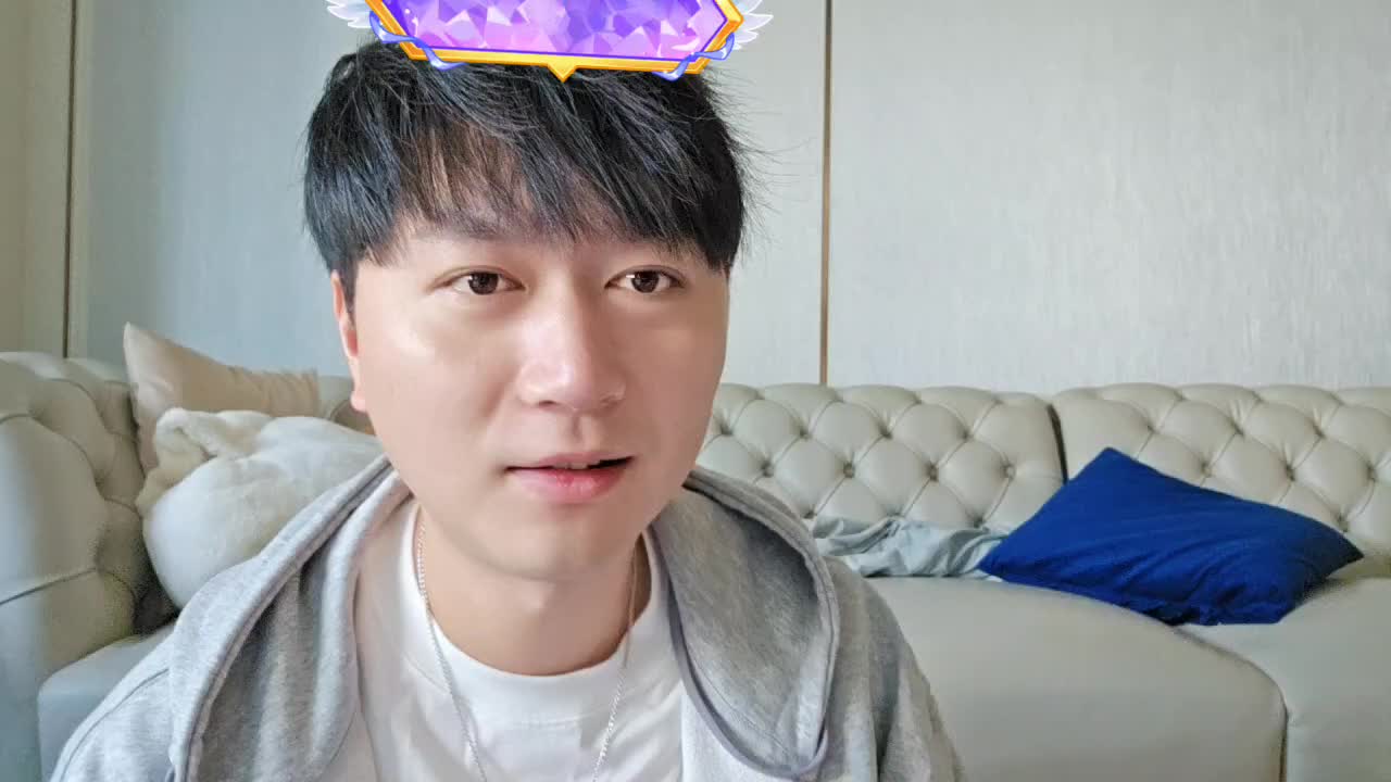 【集梦小小小酷哥】三折叠可以同时看两个女主播？竟然发现爱玛一件衣服穿了三天