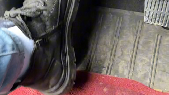 车辆刚打着火的时候，一定不要大脚的踩油门，这样很容易损坏发动机内部 #每天一个用车知识 #开车技巧分