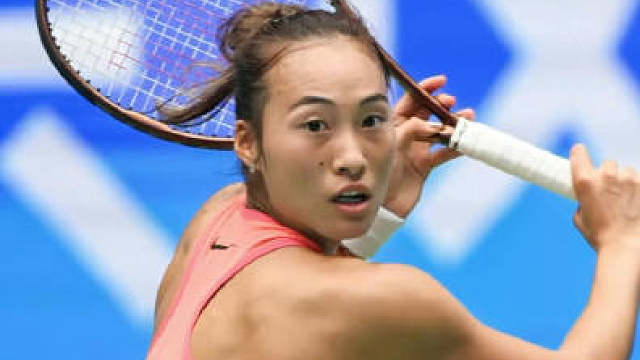 郑钦文2比1战胜费尔南德斯晋级东京赛四强，半决赛明日中午进行，对阵今年进步巨大的俄罗斯选手施耐德，女