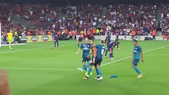 霸气！第一视角看C罗在诺坎普秀肌肉晒球衣