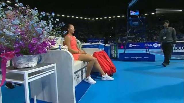 今年第三个冠军，第一次见这样的奖杯，有点像水果盘子！郑钦文好厉害啊