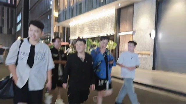 看好你们的女朋友，当你们离开时我们团队就去强行进入！