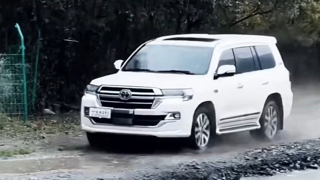 你开着酷路泽衣锦还乡，卓玛说你的成就早已胜过商鞅。 #兰德酷路泽 #卓玛喜欢兰德酷路泽 #酷路泽传奇