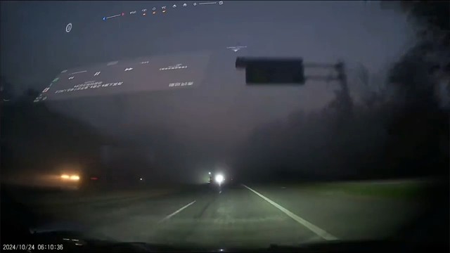 多个因素叠加，差点酿成大祸。大车缺德强光，小货车车灯不太亮，而你又在下雾天开太快。还是稳一点吧，管不