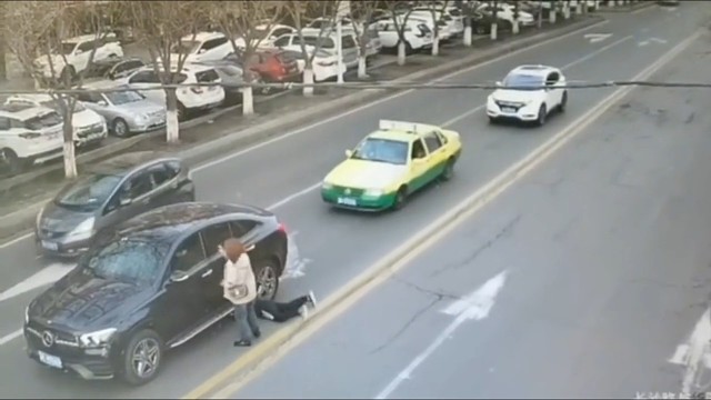 司机想破脑都没想明白，车底怎么会有个人