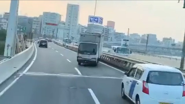 “有车上山了！货车！是一辆货车！车速很慢，但我看不到它的车尾灯！！！”