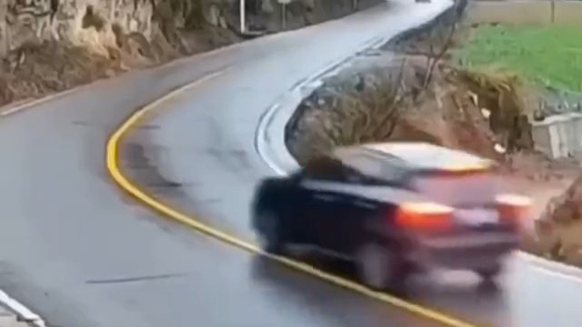 很明显是在躲避红车追杀