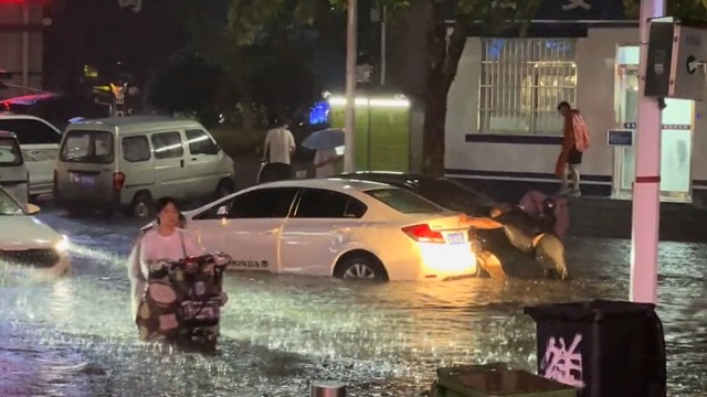 狗子:“没看新闻啊！不知道街上有洪水，真的是，