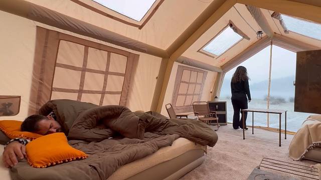 在冬季的第一场大雪，使用充气大帐篷在野外露营，体验极致般享受