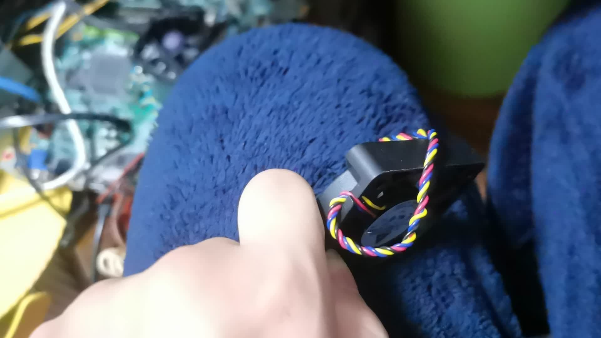 9.8包邮的台达12V0.24A 5×1CM四线风扇开箱