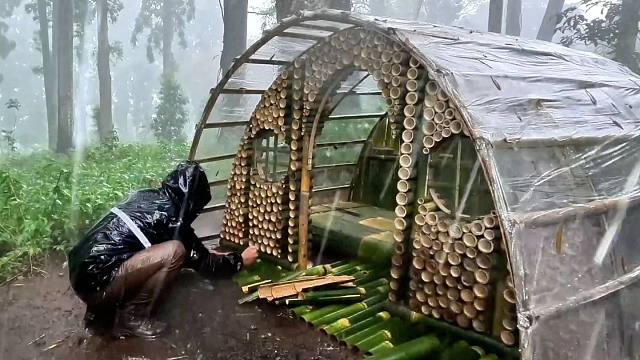 这才是真资格极品牛人，顶着瓢泼大雨，在野外搭建薄膜来野营！