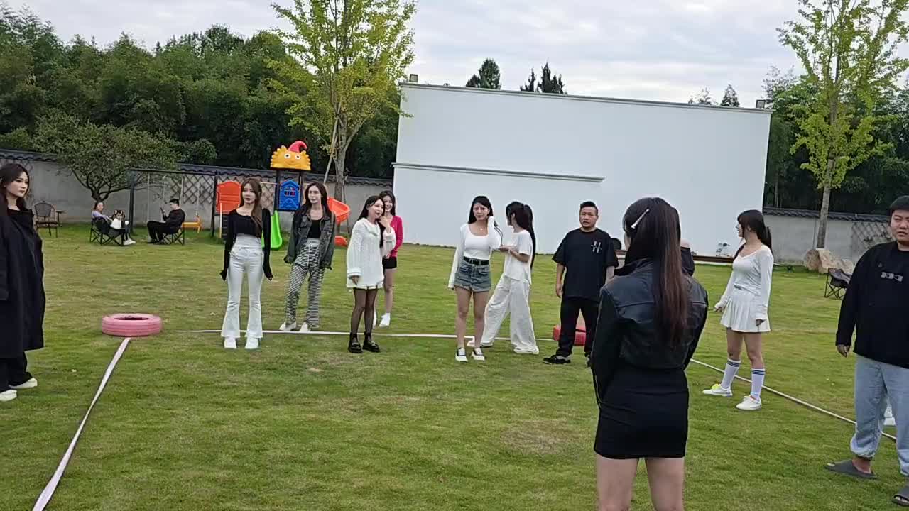 团播砸沙包小游戏谁被砸中就淘汰！