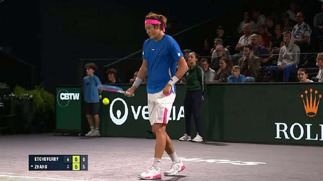 巴黎大师赛，张之臻3-6/6-7(6)不敌埃切维里，自杭州决赛以来吞下六连败…隔壁正在比赛的商竣程如